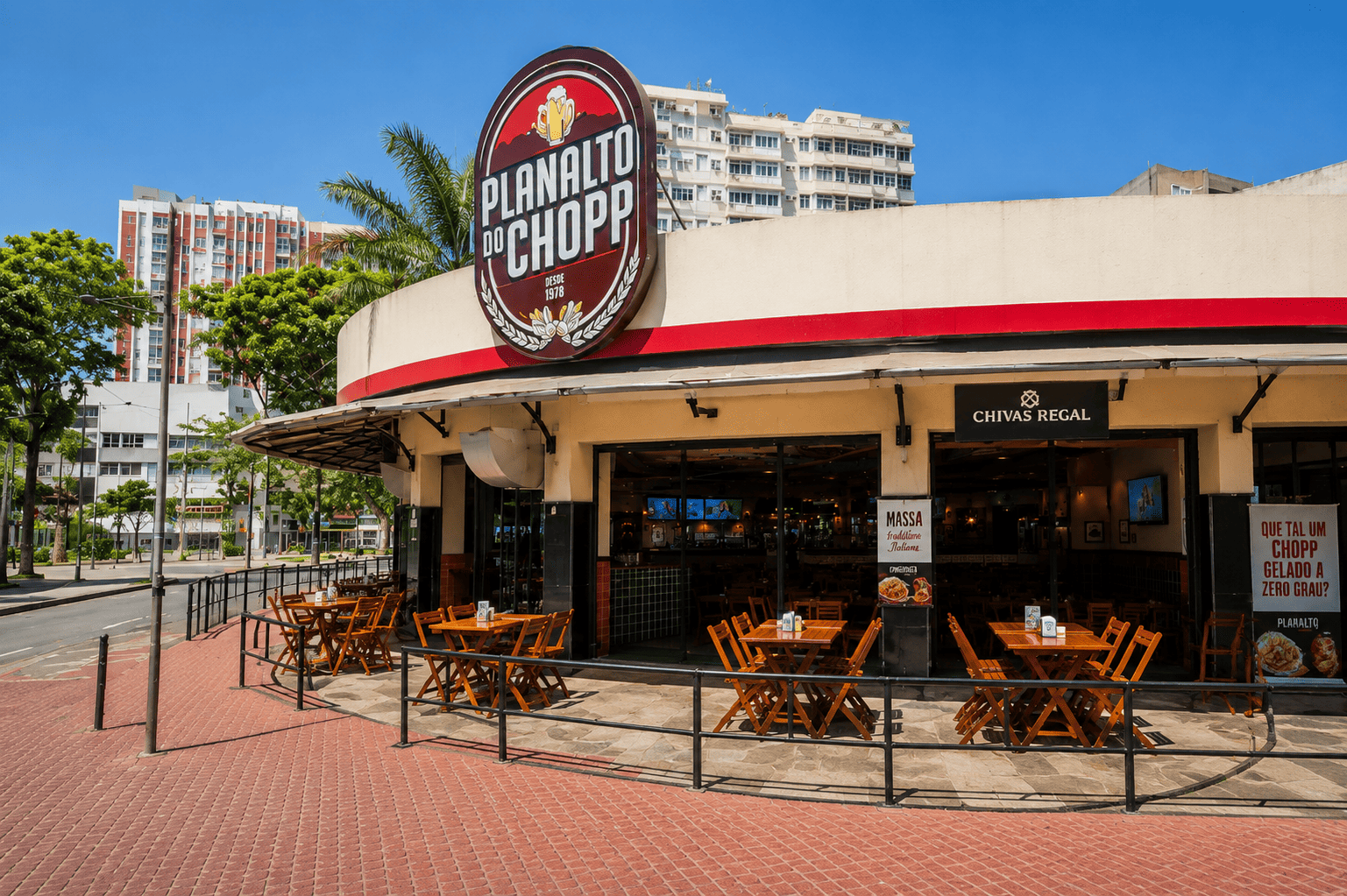 Área externa da unidade Jacarepaguá do Planalto do Chopp durante o dia
