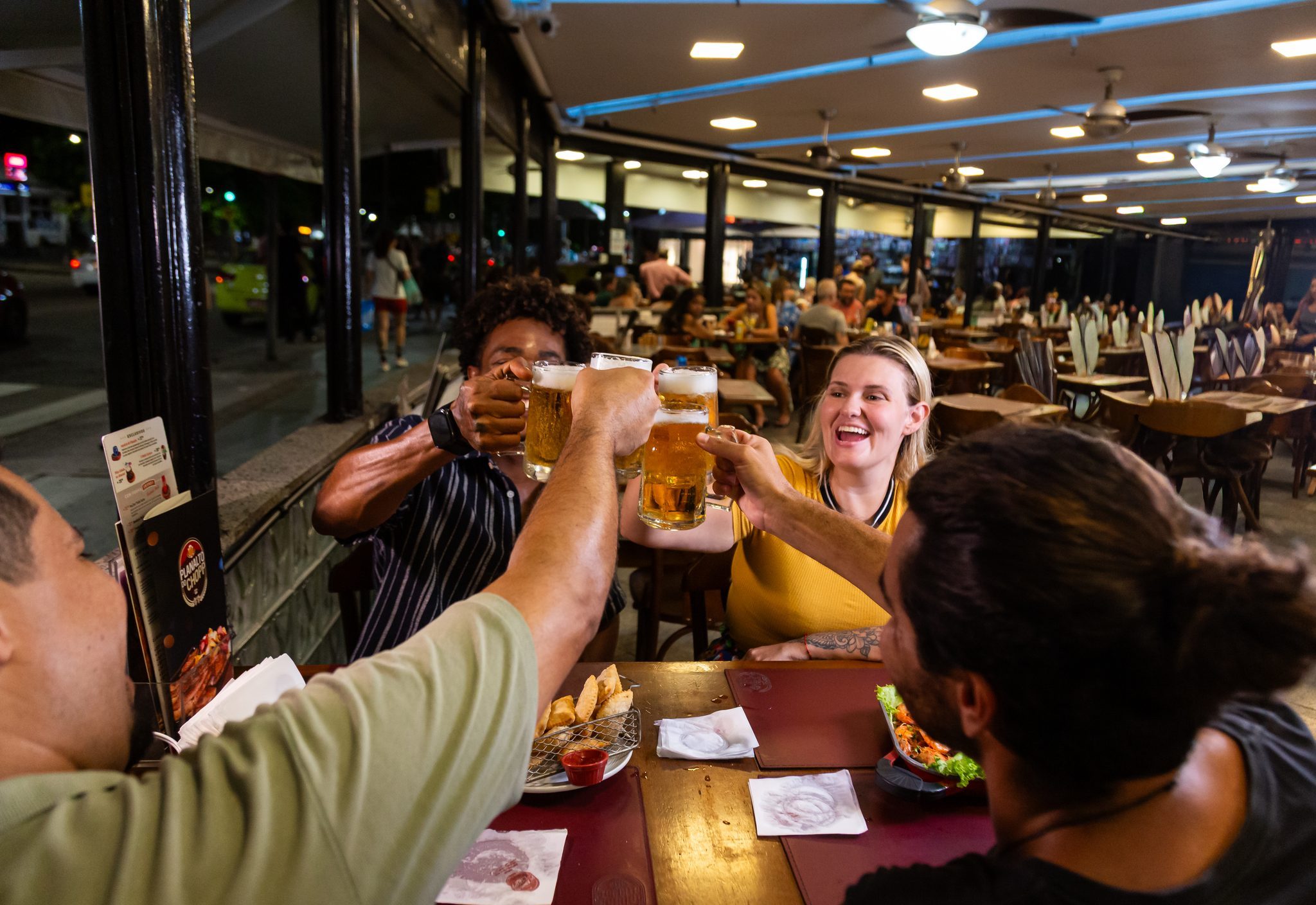 Clientes reunidos no ambiente do Planalto do Chopp